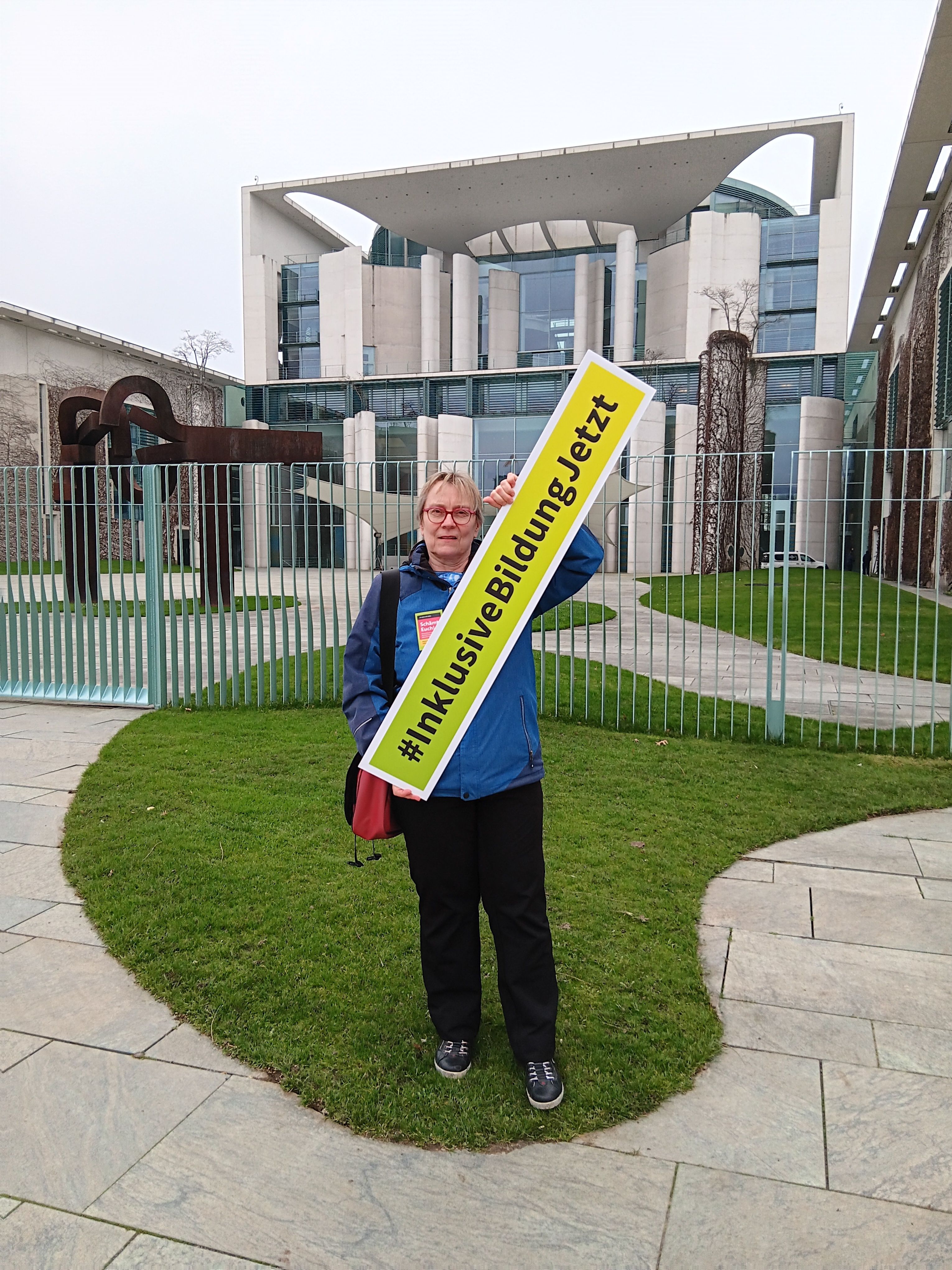 Kirsten Ehrhardt vor dem Kanzleramt mit Schild Inklusive Bildung Jetzt am 27.2.24