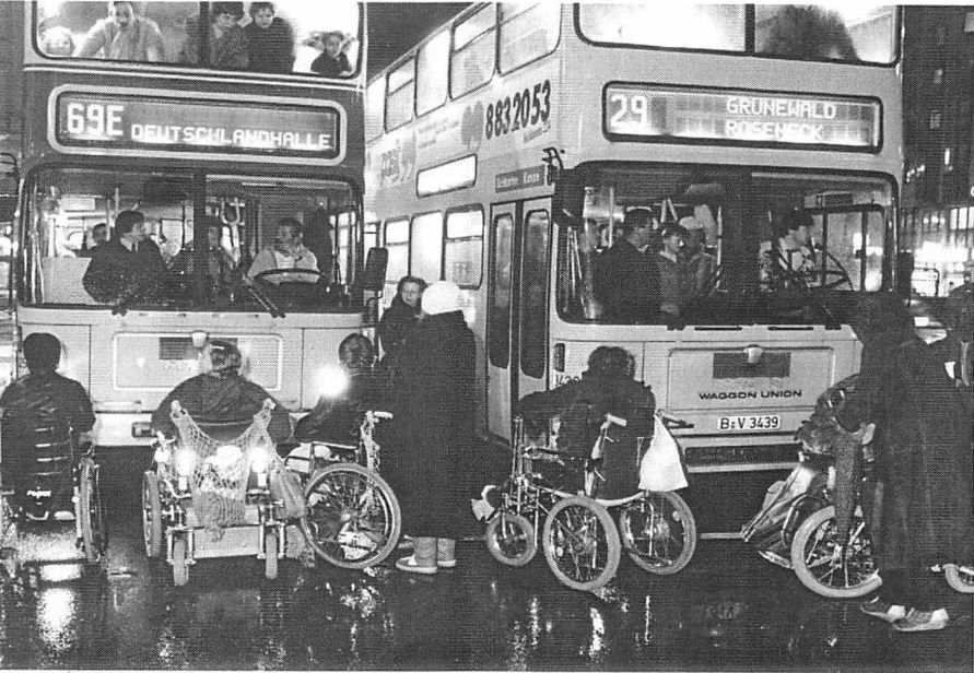 Bild von der Busblockade-Aktion 1987 in Berlin