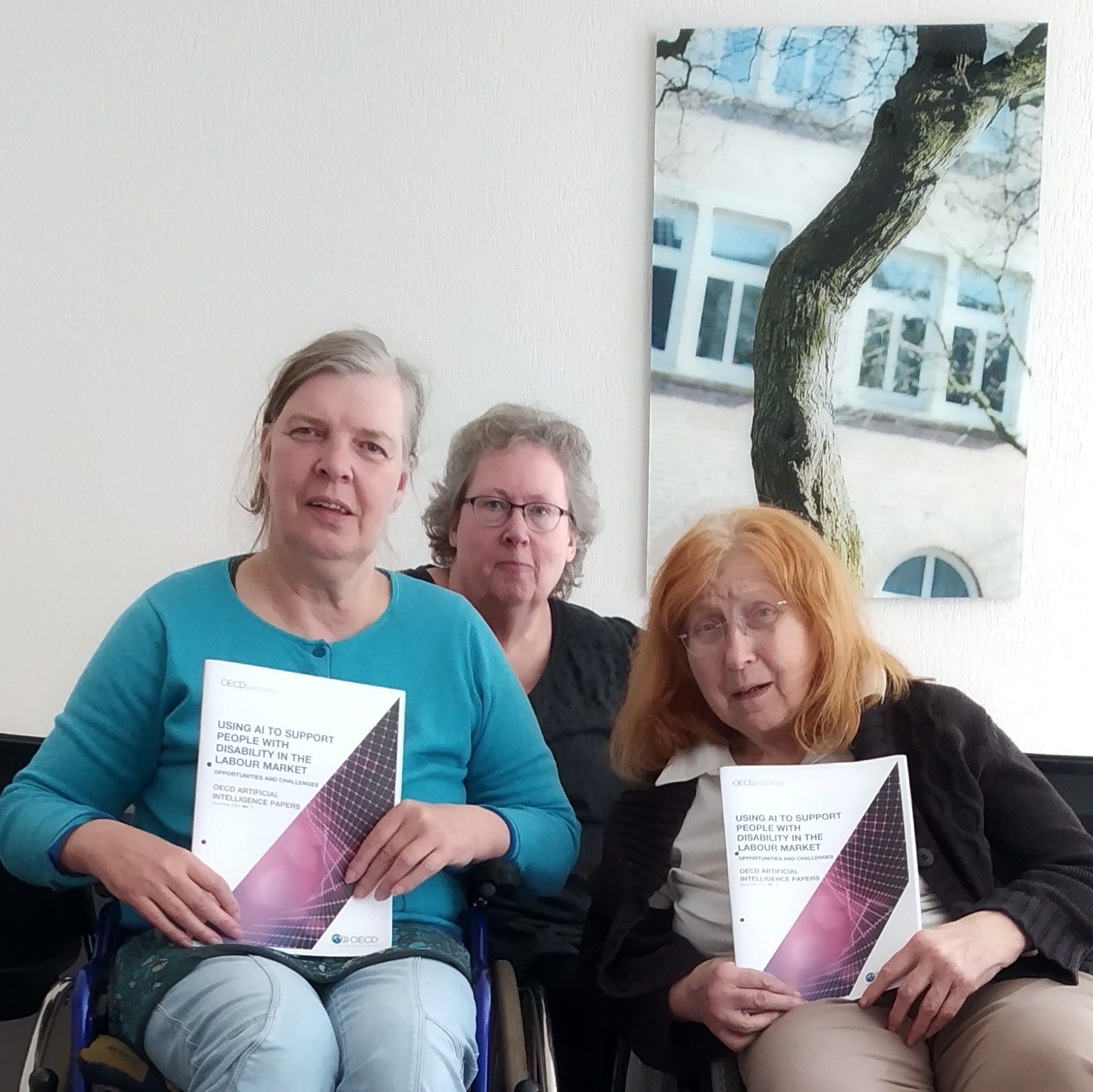 Claudia Seipelt-Holtmann (links) und Gertrud Sevos (rechts) mit Monika Rosenbaum vom NetzwerkBüro  NRW