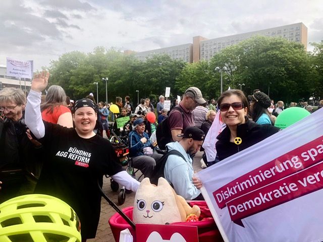 Demo in Berlin mit AGG Katze und Antidiskriminierungsfahne