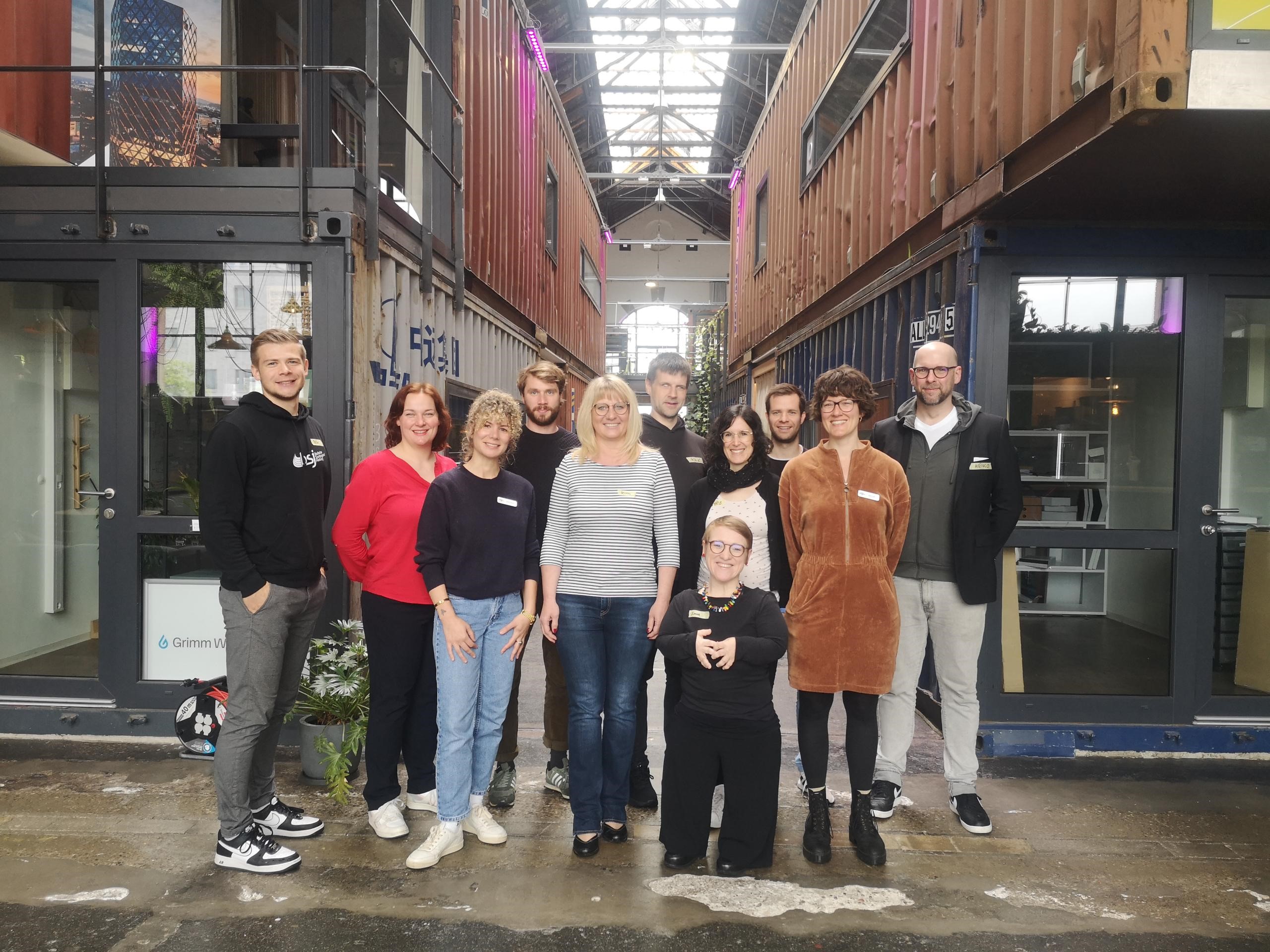 Gruppe von Personen im Foyer eines großen Gebäudes