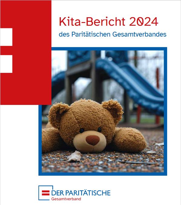 Bild zeigt einen kleinen Teddbären, der aufeinem Teppich liegt, im Hintergrund eine kleine Rutsche