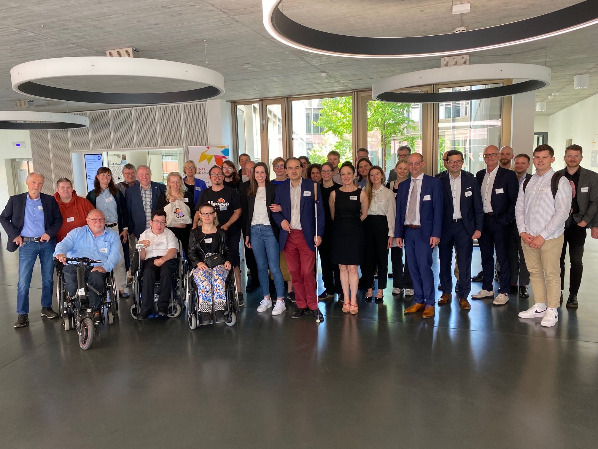 Gruppenbild mit Botschaft für Gesetzesreformen zur Barrierefreiheit von Tagung in Kassel am 20.6.2024