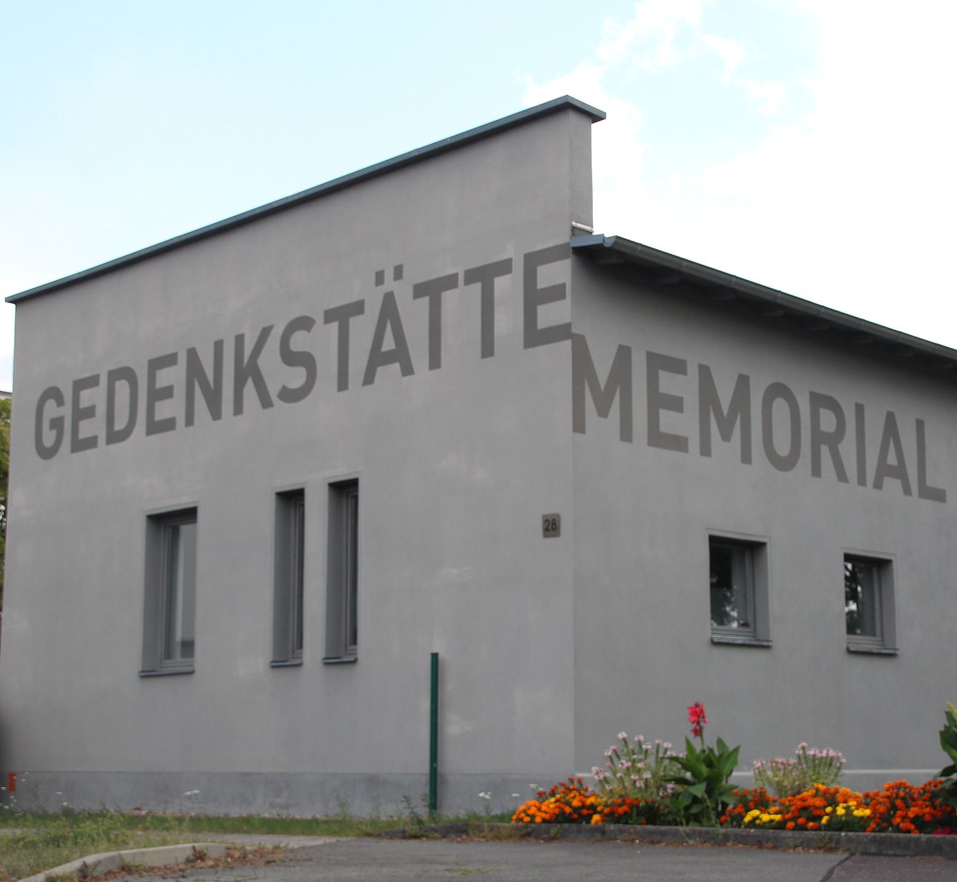Bild von der Gedenkstätte Brandenburg mit Aufschrift: Gedenkstätte Memorial