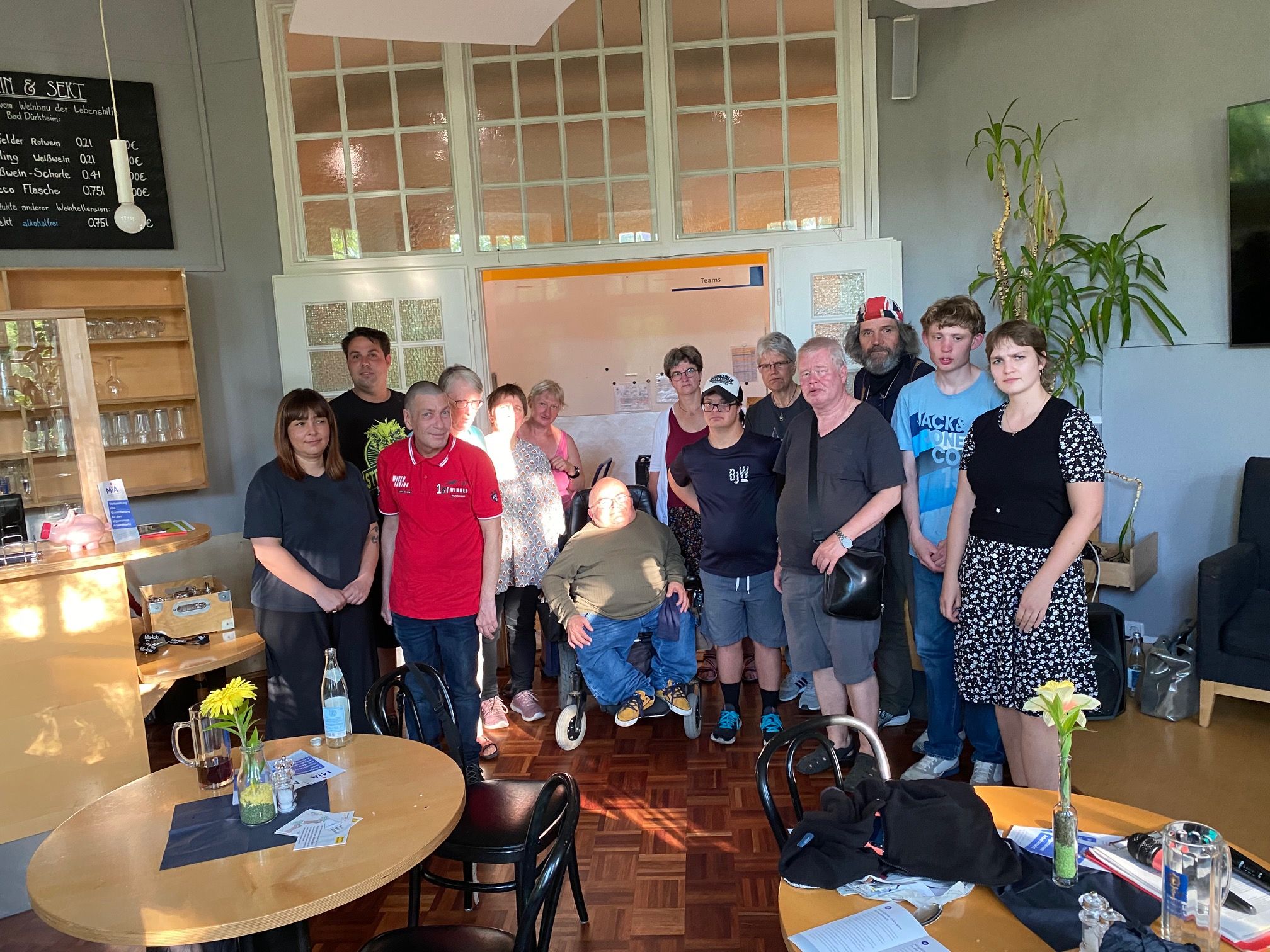 Bild von der Foto-Aktion für die Reformen zur Barrierefreiheit im Café Kult9 in München