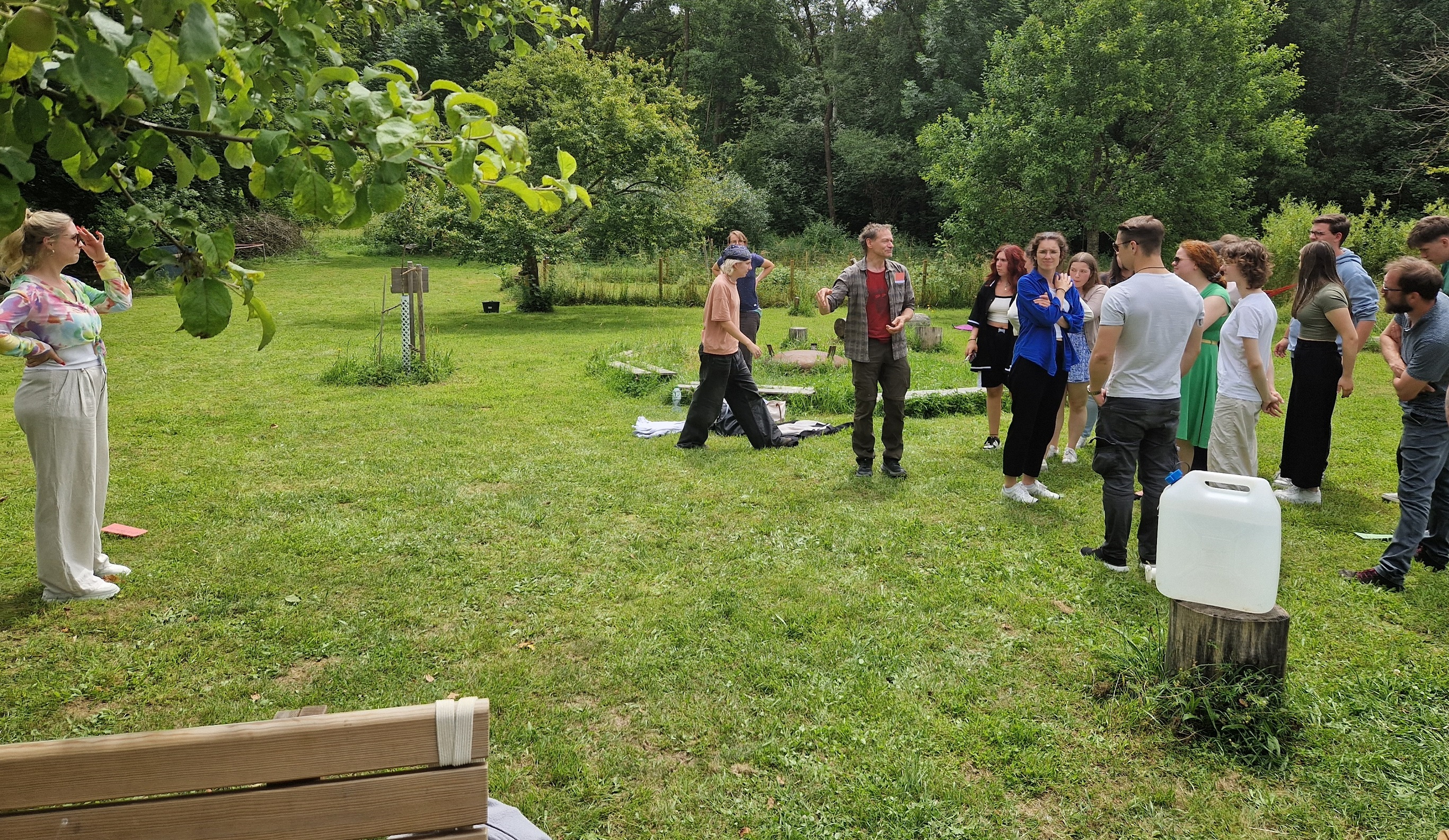 Mehrere Personen auf einer  grünen Streuobstwiese