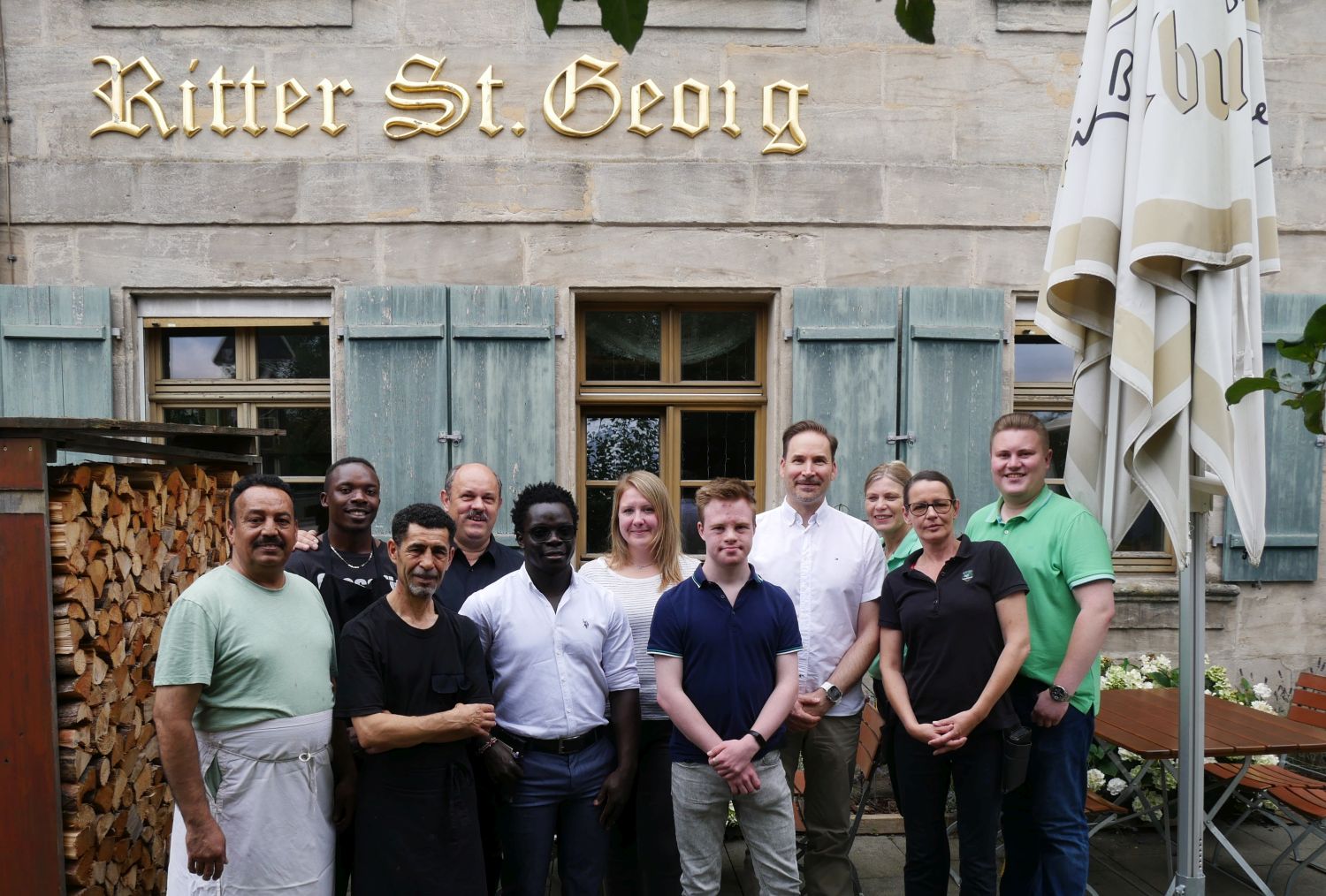 Grupper von Personen vor dem Hotel Ritter Sankt Georg