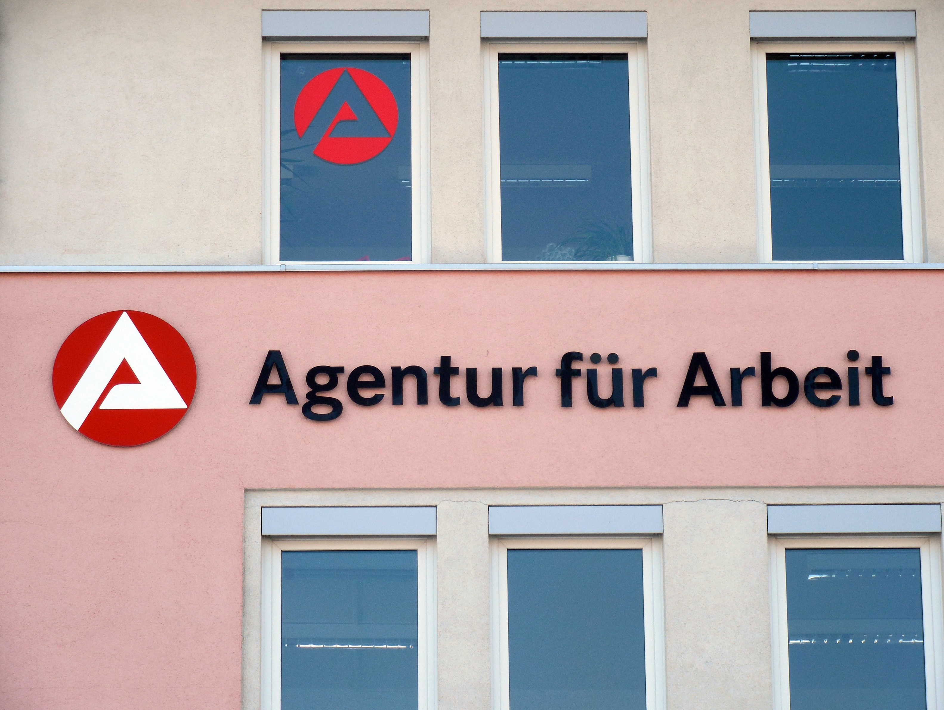 Am Gebäude der Text Agentur für Arbeit