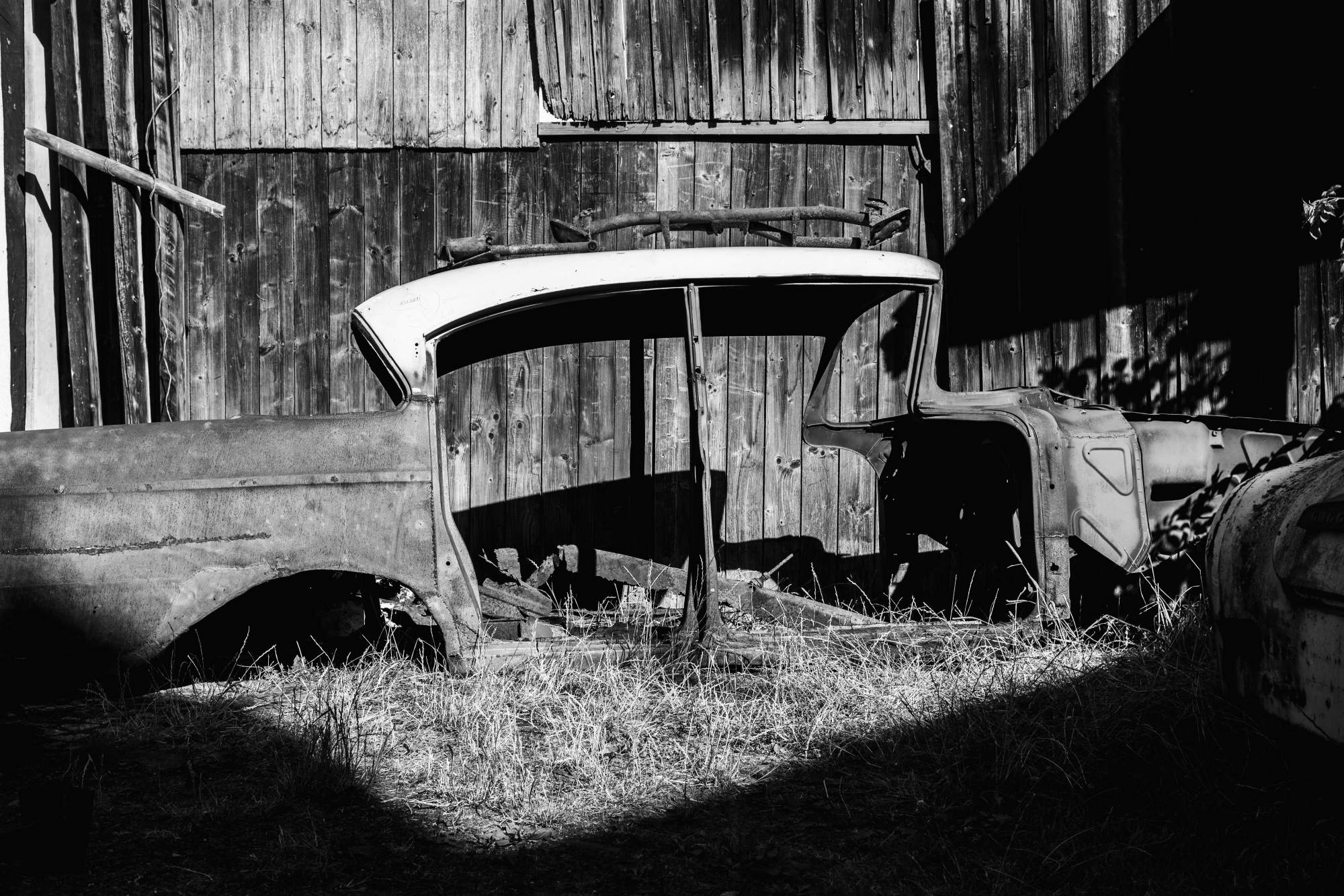 Oldtimer Autowrack, leer , entkernt, schwarz-weiß Foto