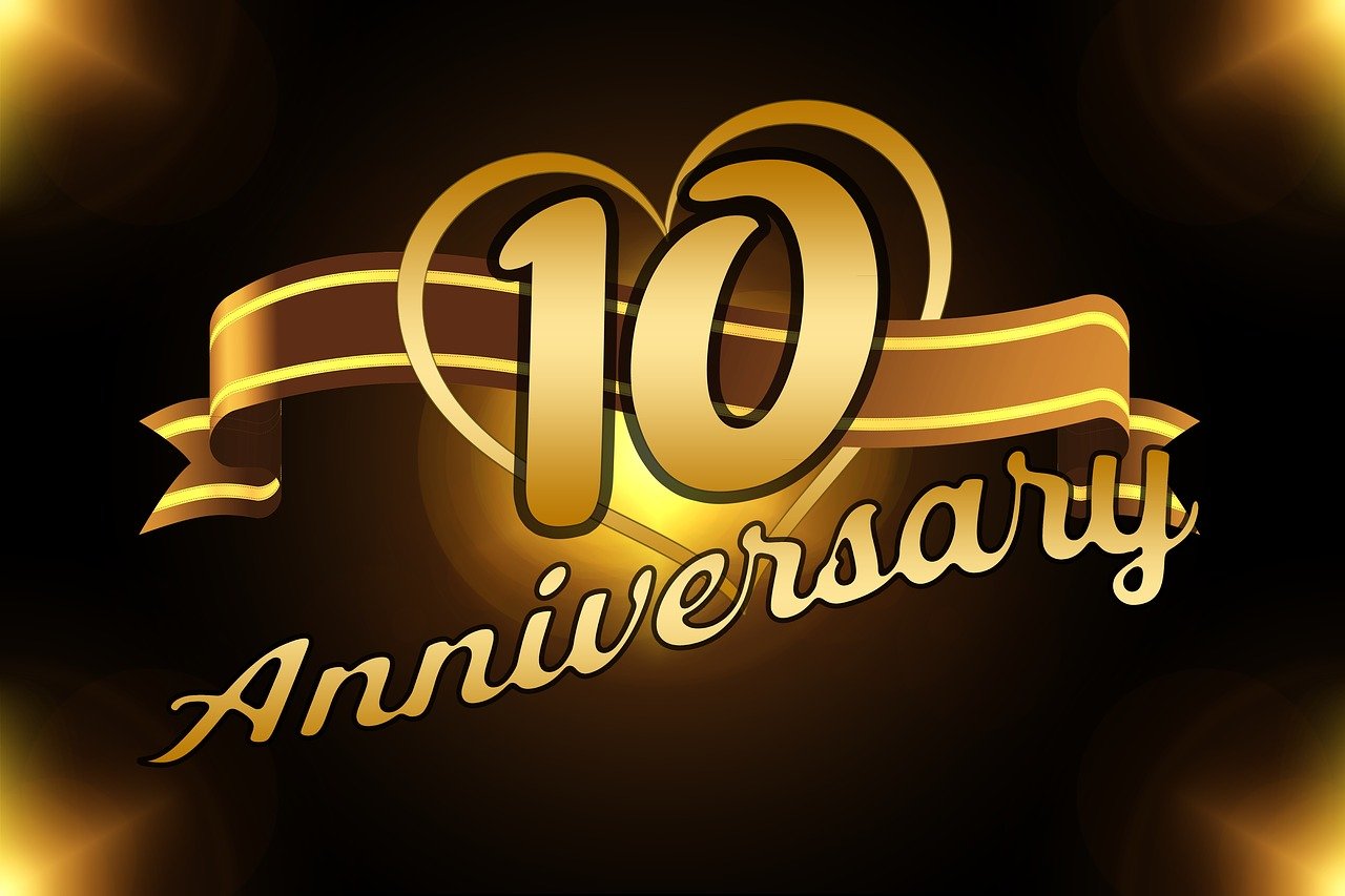 Dunkler Hintergrund mit goldener Schrift 10 Anniversary