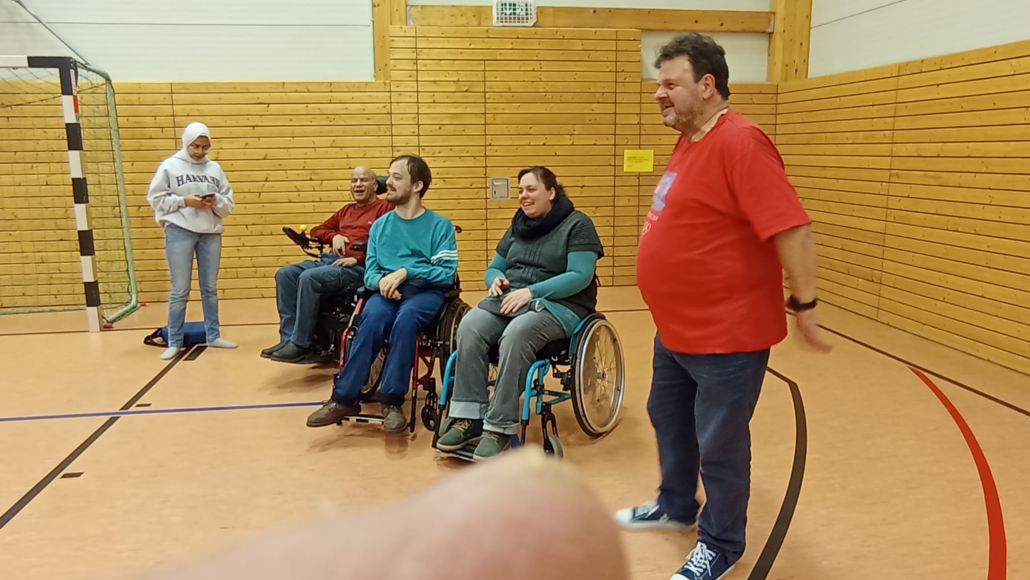 Spieler im Rollstuhl und zu Fuß beobachten andere Spieler