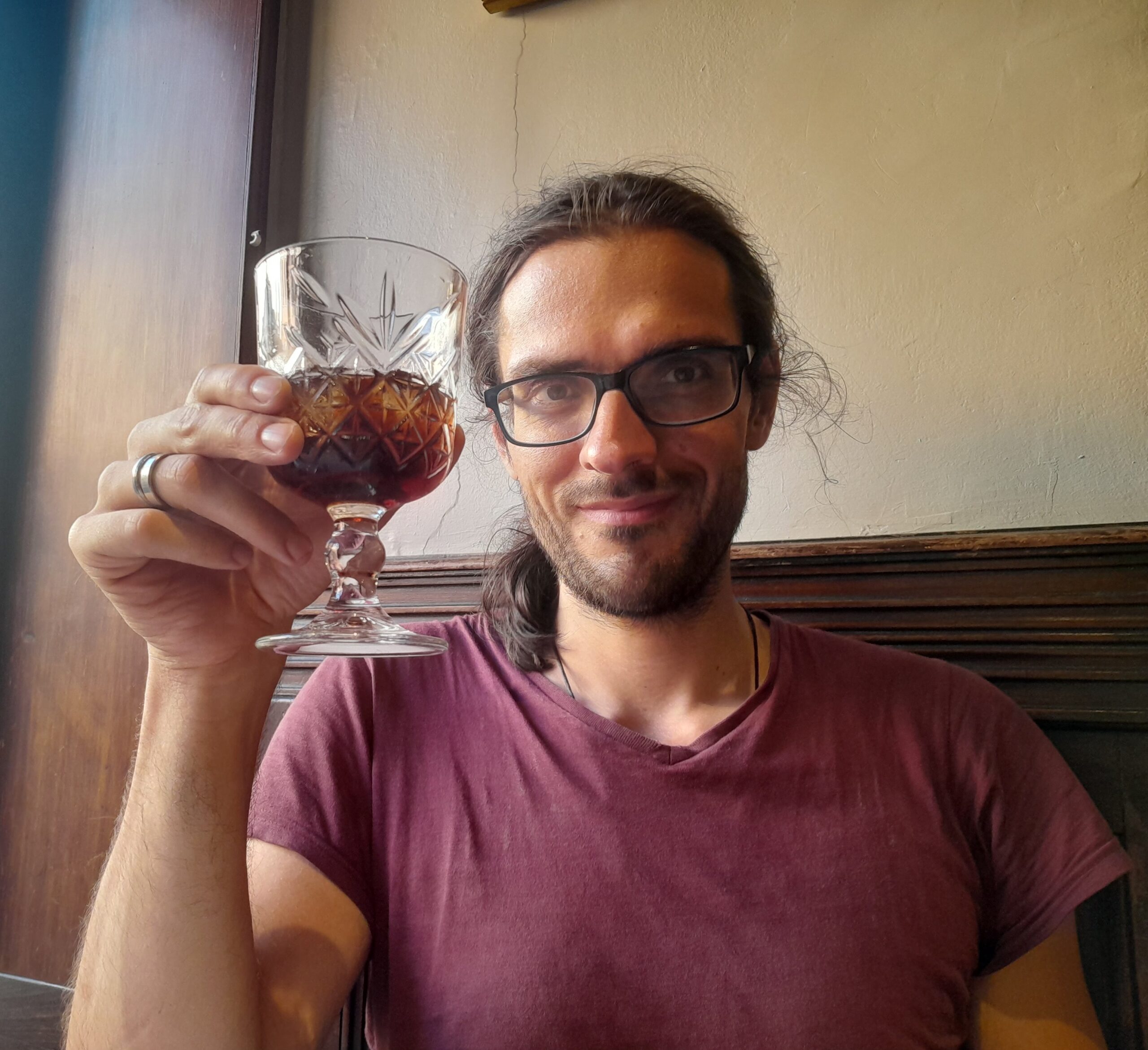 Stephan Riedl mit Glas Cola