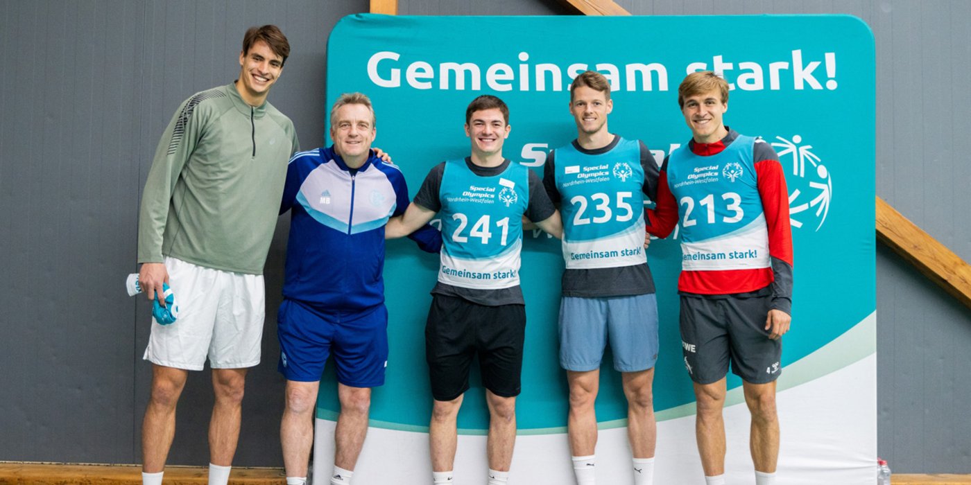 Justin Schütz in der Mitte von vier weiteren Sportlern