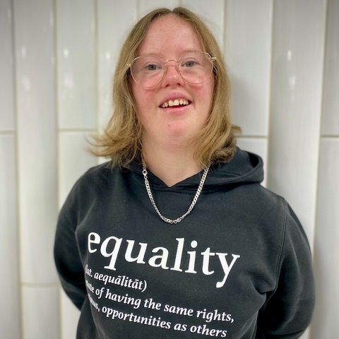 Natalie Dedreux mit T-Shirt mit Aufschrift 