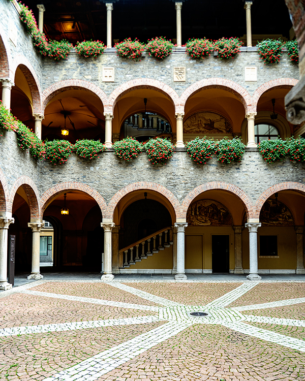 Ein Innenhof mit Kollonen und Arken, in einer kleinen Stadt in Italien