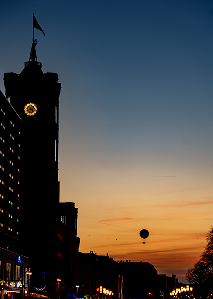 Eine Sicht auf das Rote Rathaus und einen Ballon beim Sonnenuntergang