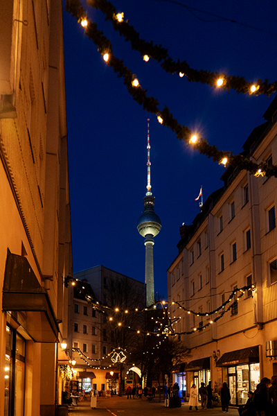 Blick auf den Berliner Fernsehturm aus dem weihnachtlich dekorierten Nikoalaiviertel.