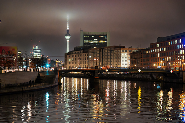 Die Lichter Berlins spiegeln sich in der Spree