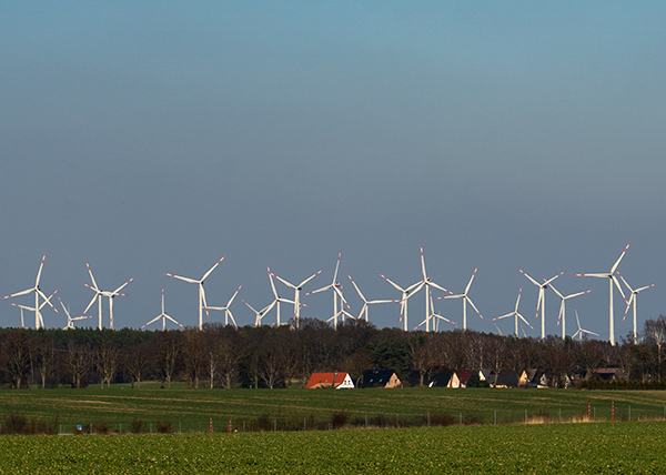 Viele Windkraftanlagen am Horisont