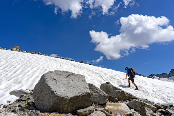 Ein Wanderer auf dem Schnee