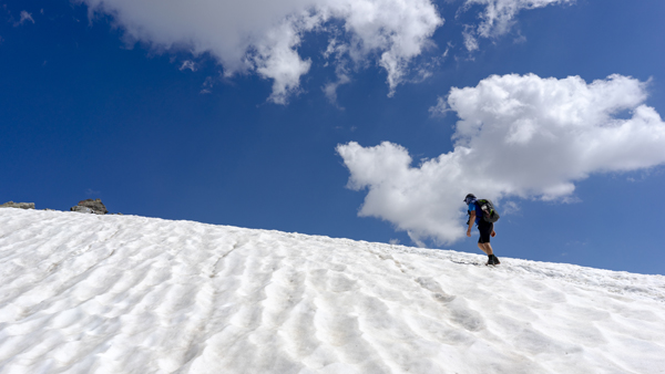 Ein Wanderer auf dem Schnee