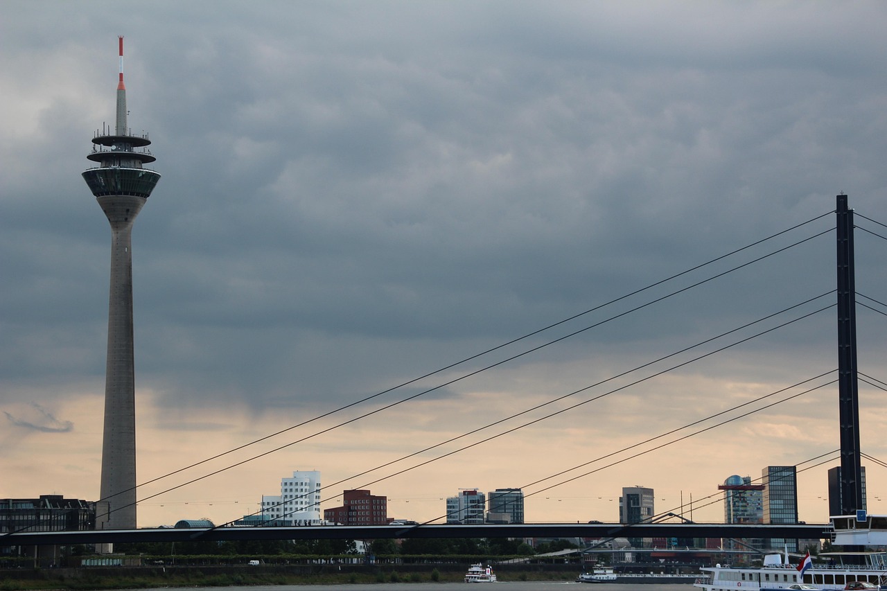 Silhouette von Düsseldorf mit Blick auf den Fernsehturm