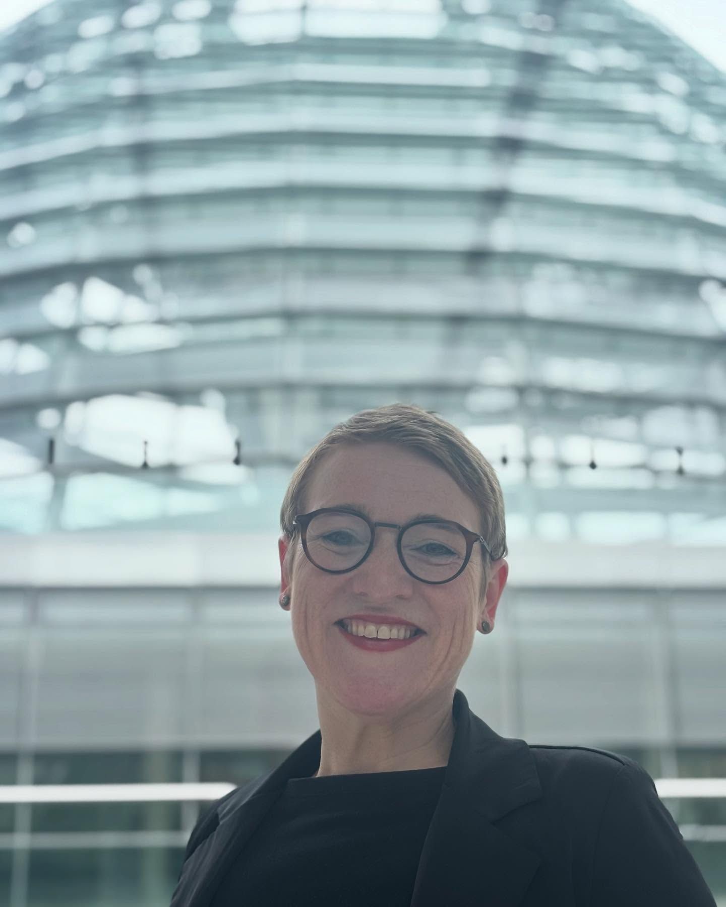 Simone Fischer mit der Kuppel des Bundestags im Hintergrund
