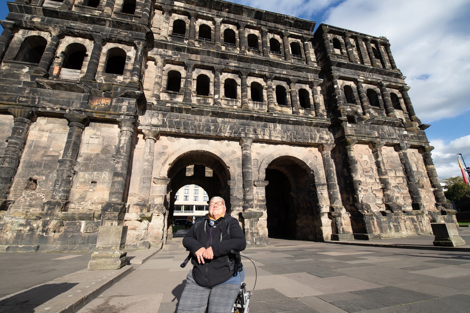Angelika Eckly sitzt auf ihrem Rollator vor der Porta Nigra in Trier https://www.youtube.com/watch?v=wAKSHGbZXes
