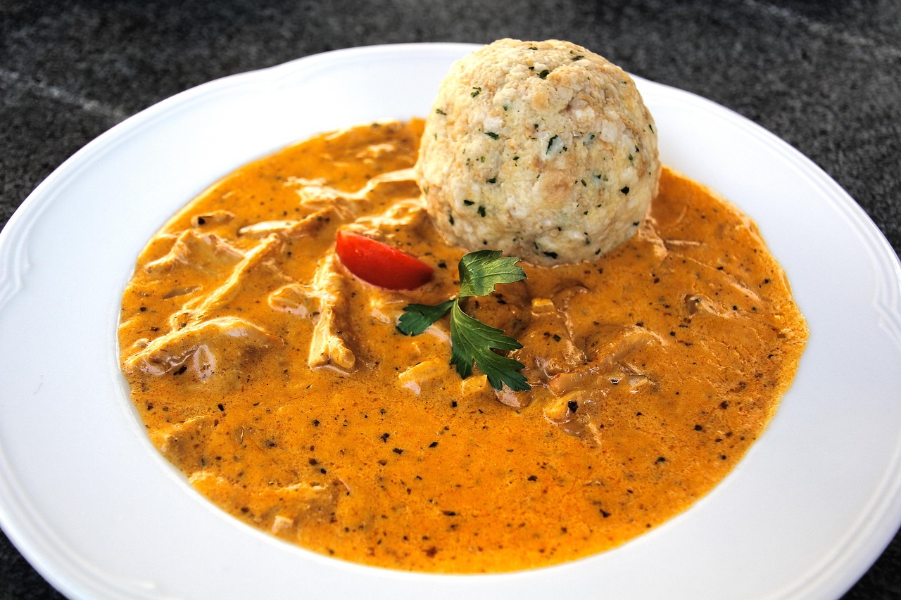 Gulasch mit einem Kloß auf einem Teller