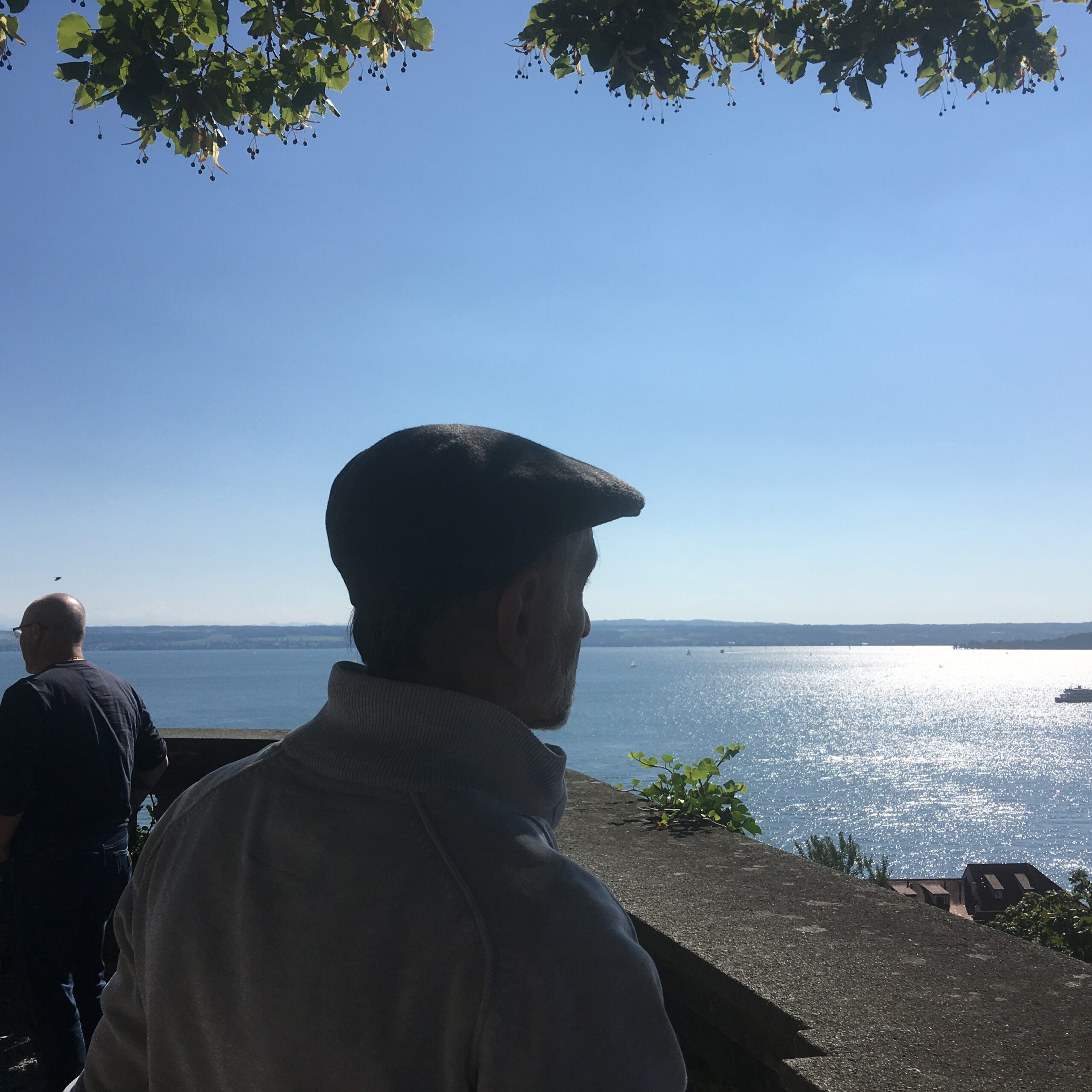 Hans-Willi Weis schaut über den Bodensee