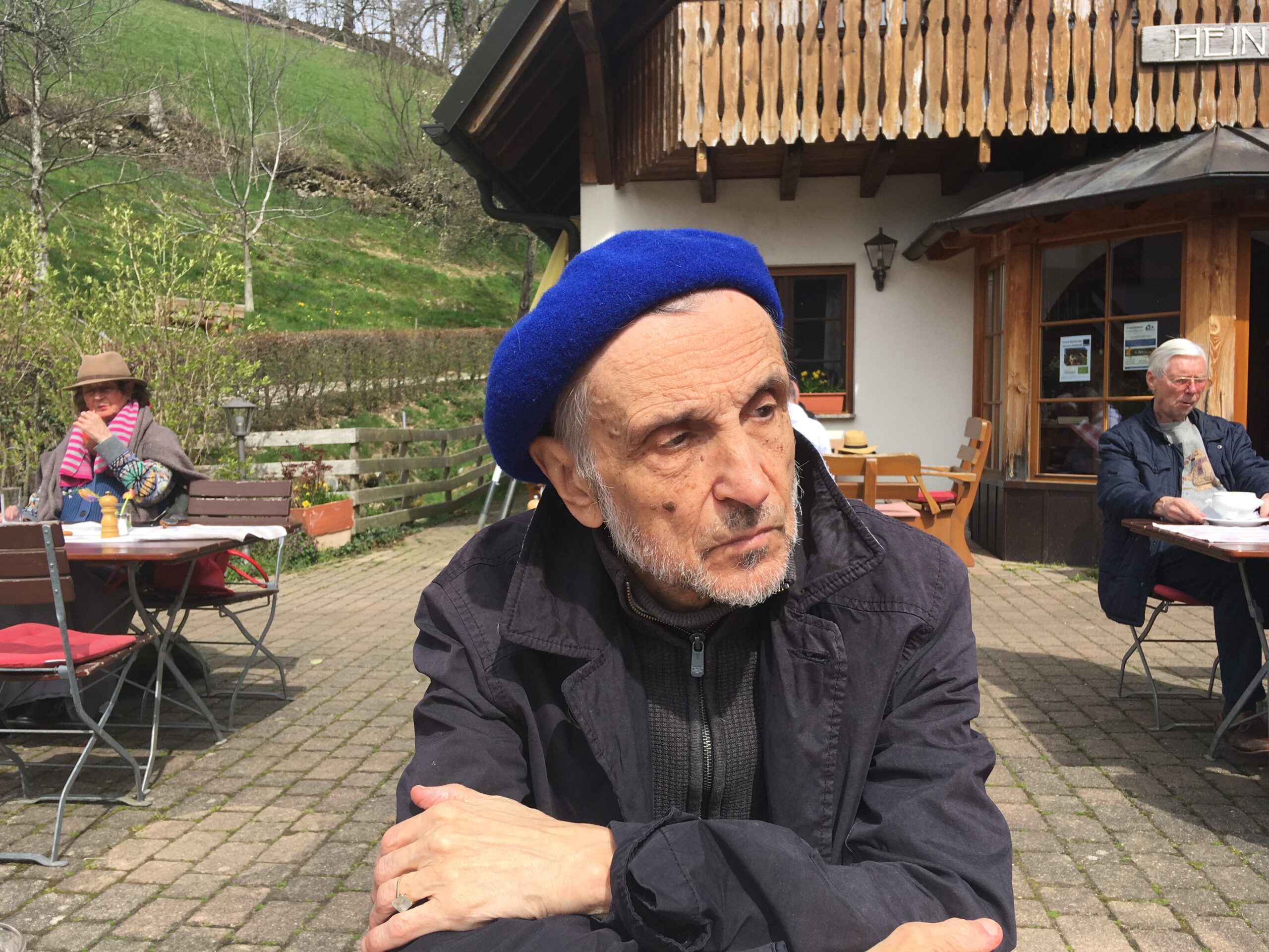 Hans-Willi Weis nachdenklich am Tisch im Biergarten sitzend