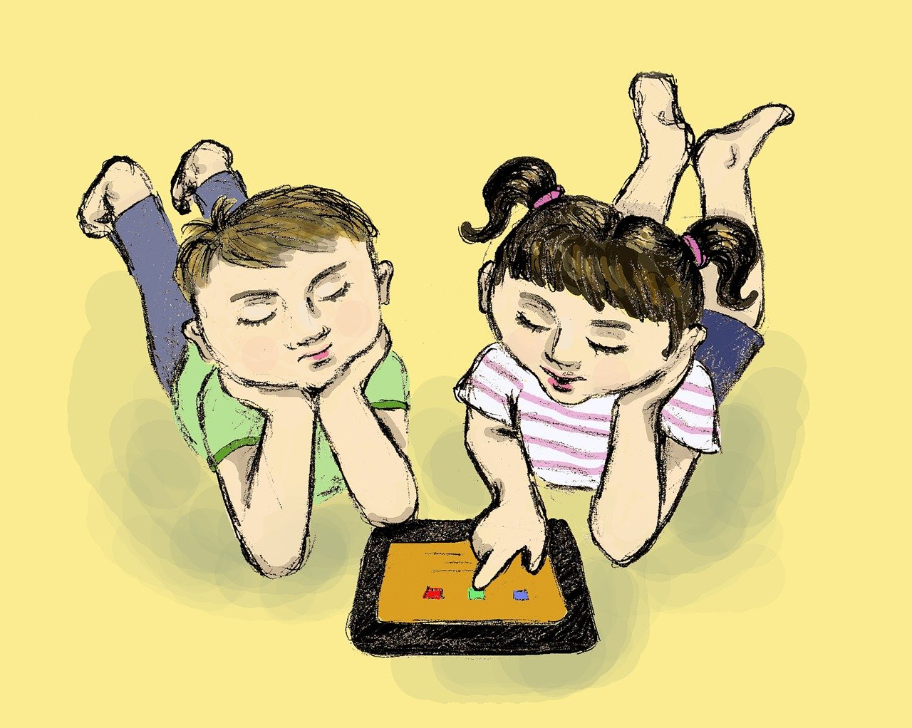 Ein Junge und ein Mädchen liegen auf einem Teppich und beschäftigen sich mit einem Tablet-Computer, der vor ihnen liegt