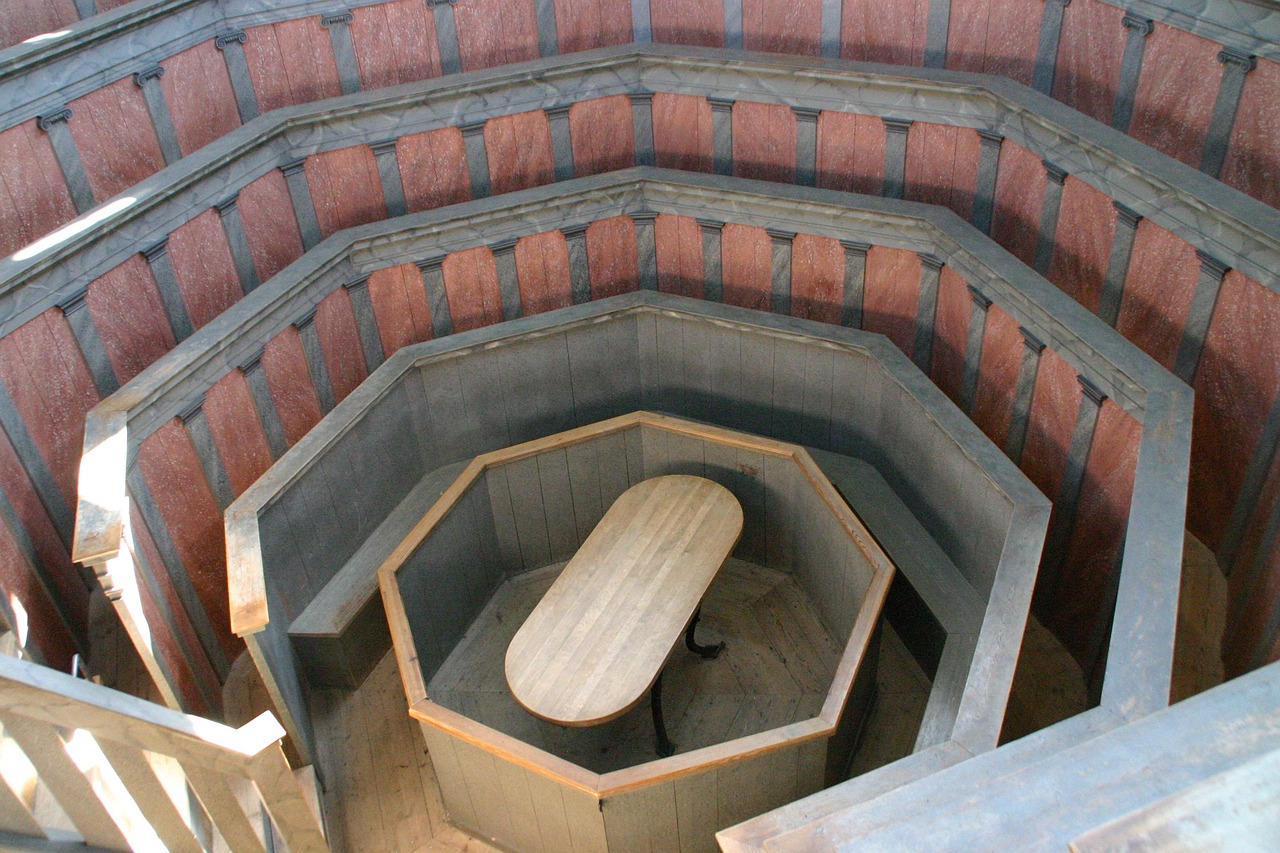 Hörsaal einer medizinischen Fakultät mit terrassenförmig angeordneten Sitzen für die Studenten und einem Tisch in der Mitte