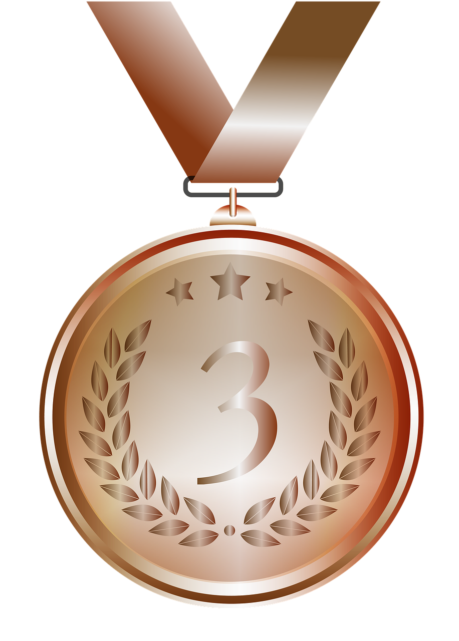 Bronzemedaille an einem Band darauf einen Ährenkranz mit einer 3 in der Mitte