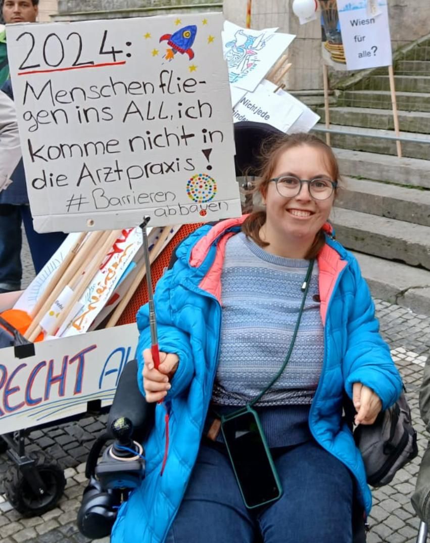 Lucienne Mindermann mit einem Plakat