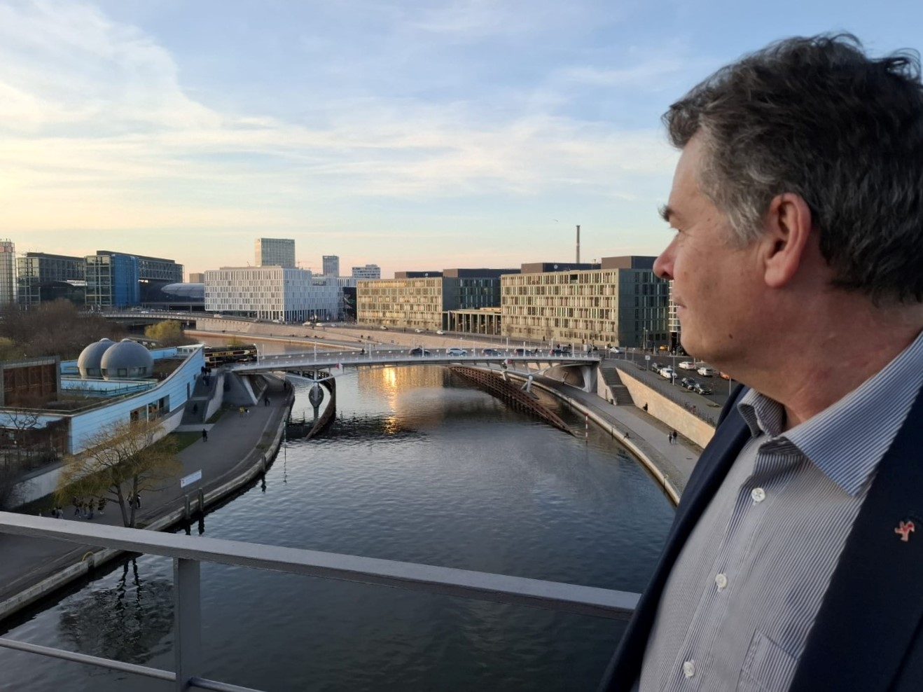 Andrè Nowak auf der Brücke mit Blick auf Bundestagsgebäude