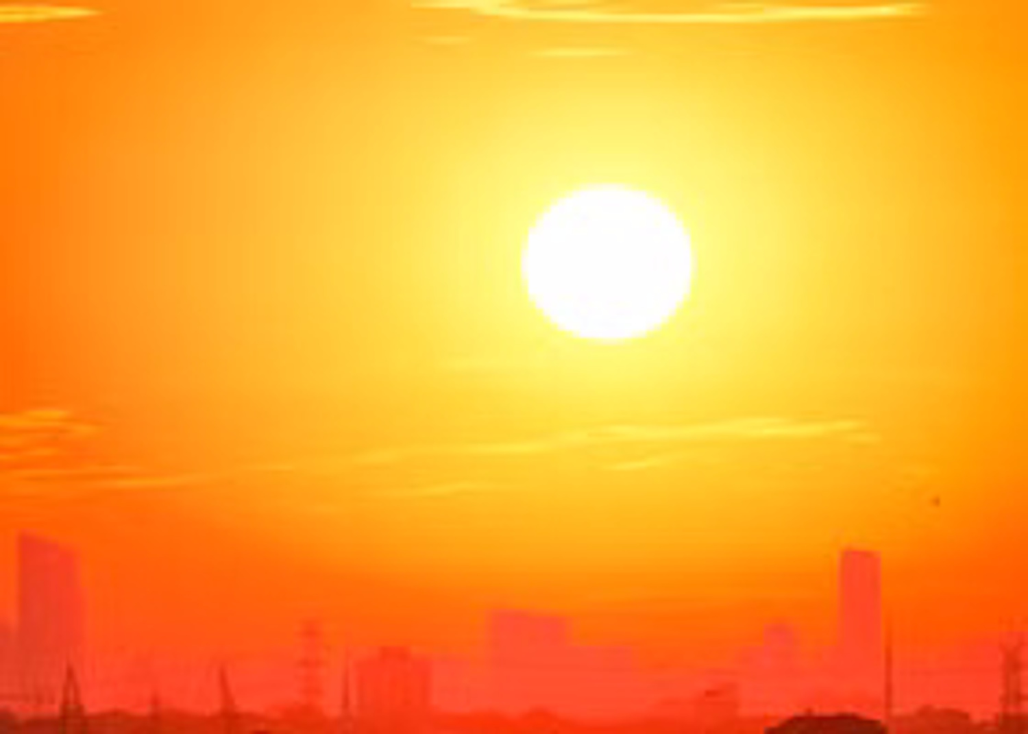 Sonnenschein über der Silhouette einer Stadt