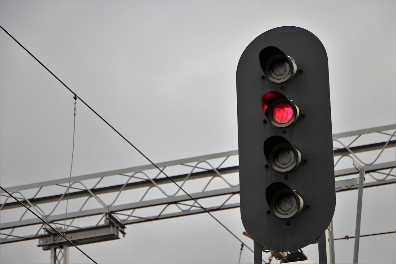 Eisenbahnsignal, das ein rotes Licht zeigt