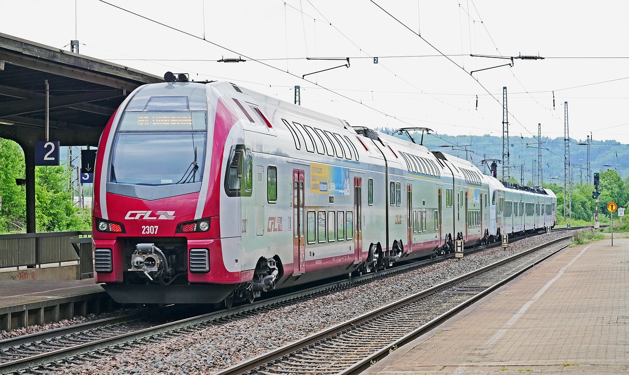 Regionalzug in einem Bahnhof