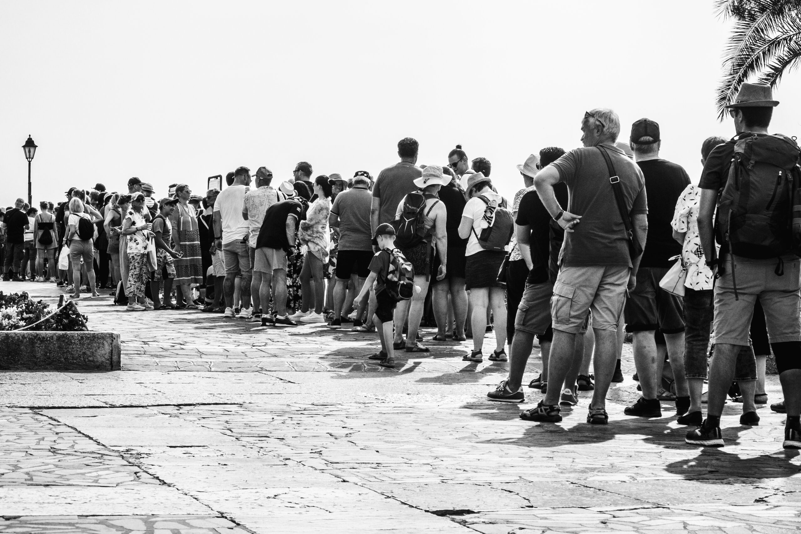 Menschen stehen in eine Schlange und warten