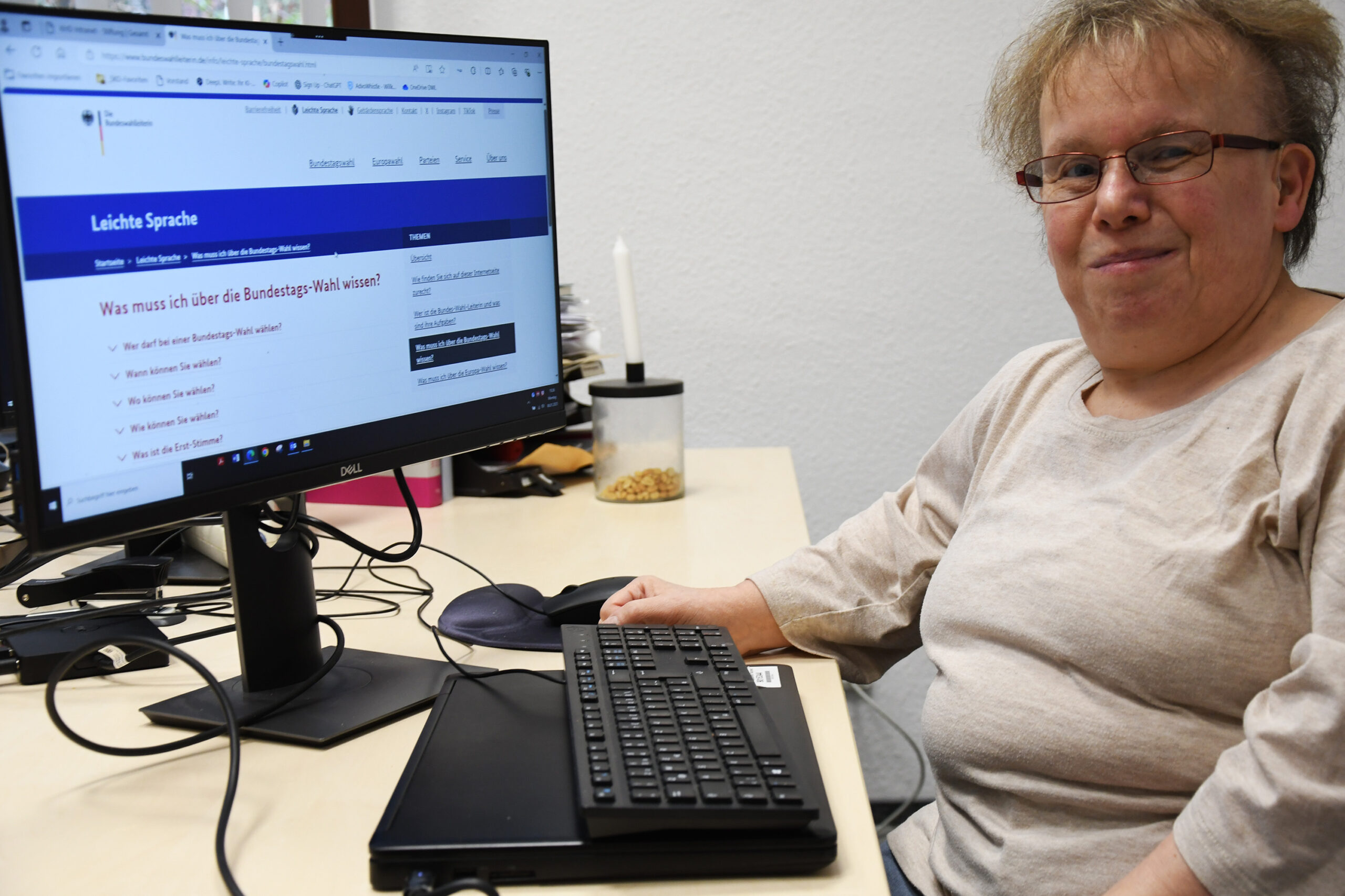 Michaela Seinsoth am Computer