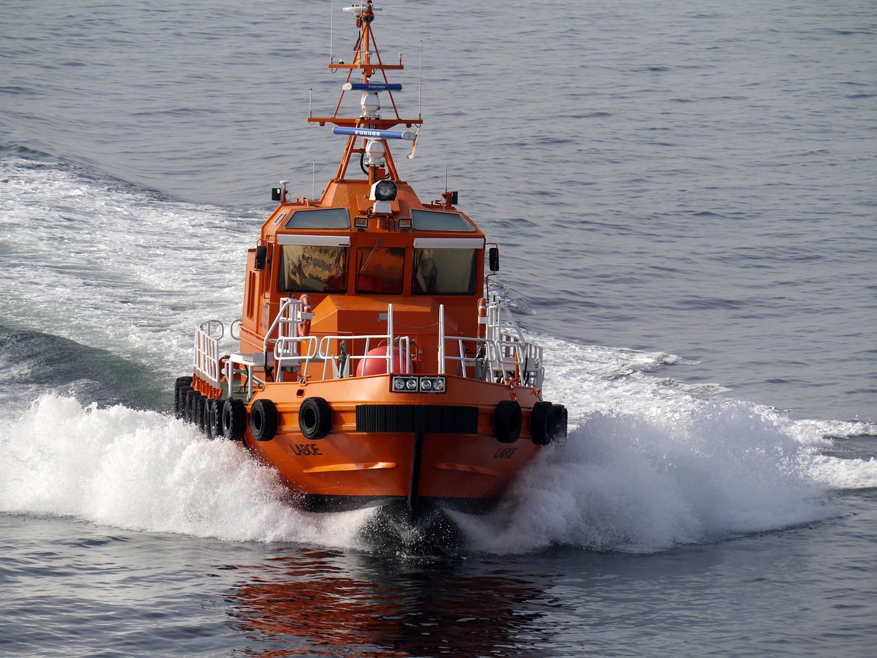 Lotsenboot in voller Fahrt
