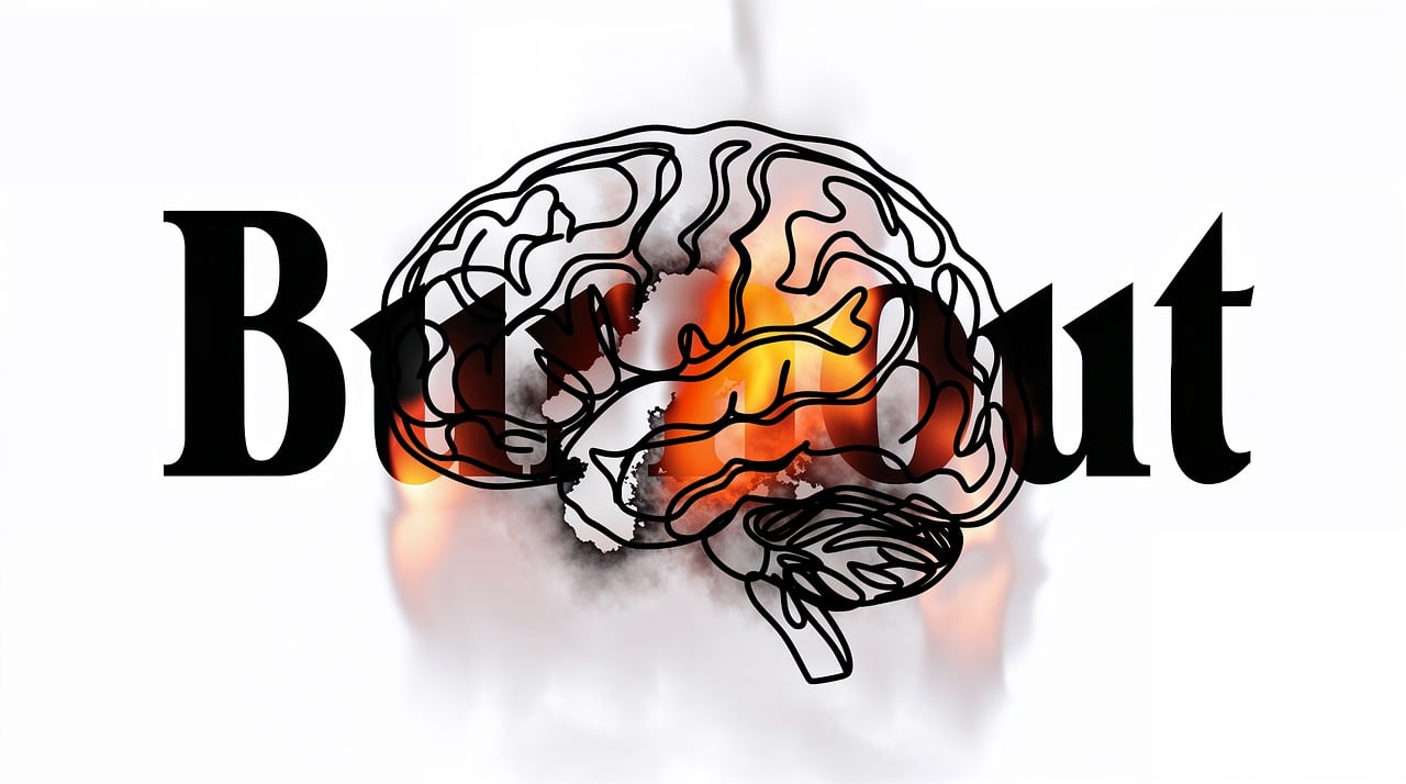 Bild eines Gehirn das in der Mitte ein Feuer zeigt und vom Wort Burnout überlagert wird