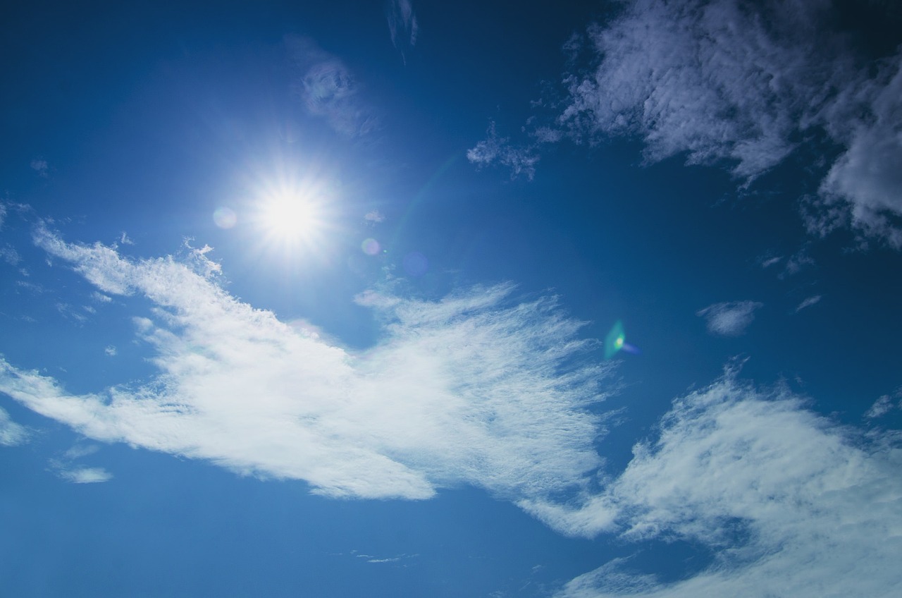 Blauer Himmelmit Soneund nur wenig Wolken