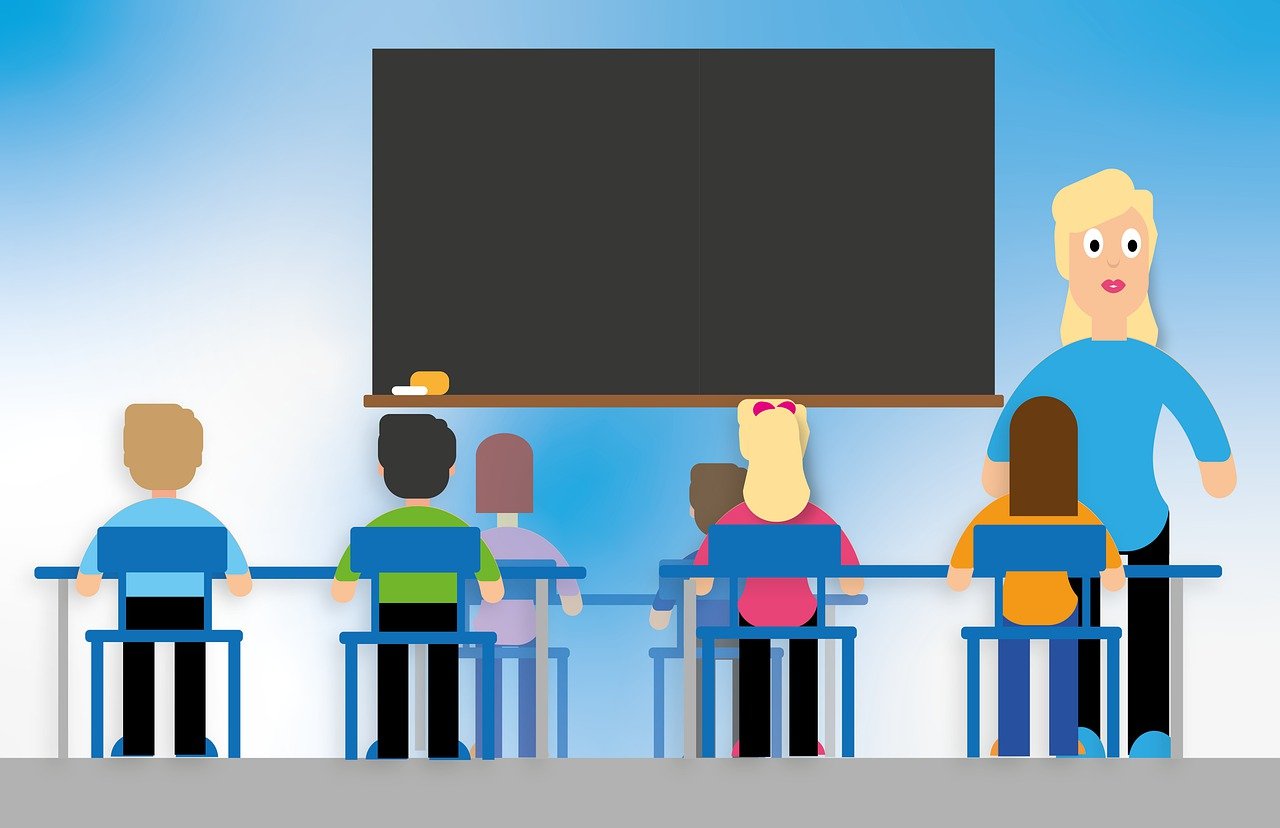 Zeichnung eines Lehrers an einer Tafel. Davor sitzen die Schüler einer Grudnschulklasse